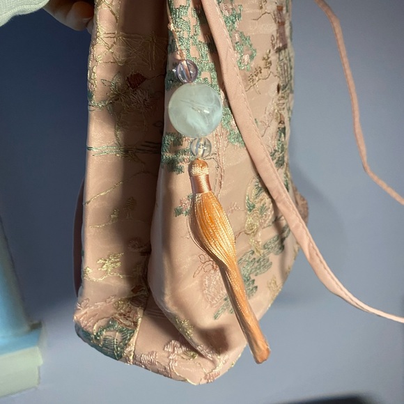 Elegant Cream Crossbody Bag with Asian Print - Picture 4 of 7